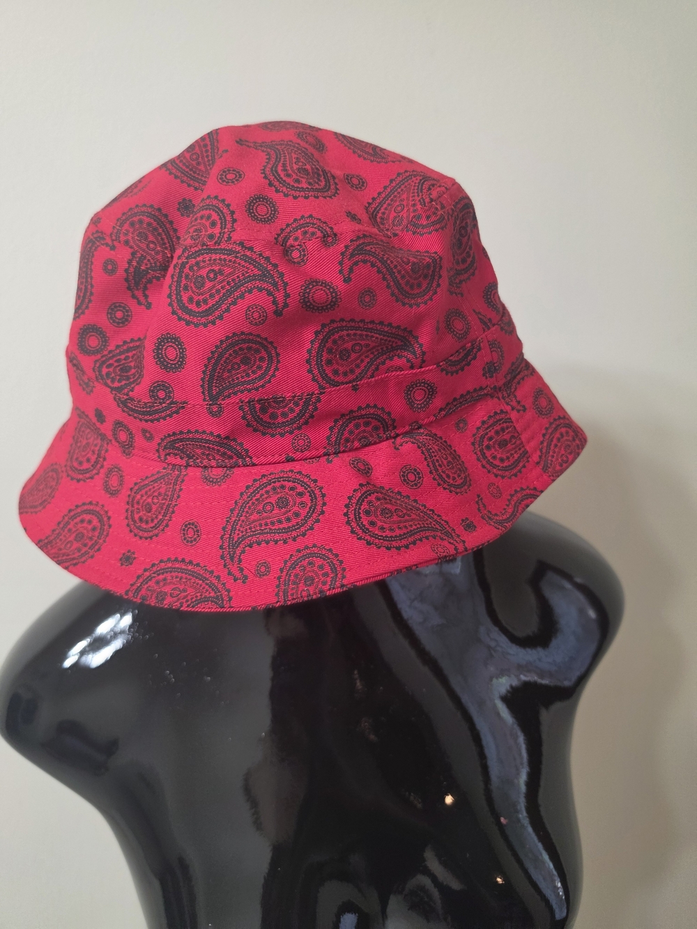 KBETHOS Red Bucket Hat with Black Paisley Print